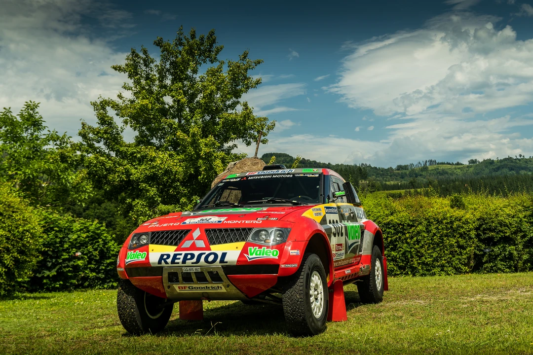 2003 Mitsubishi Pajero/Montero 3rd Gen - Image 2 of 31