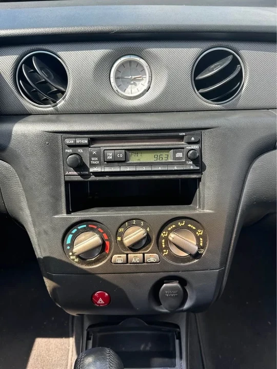 2003 Mitsubishi Outlander - Image 16 of 19