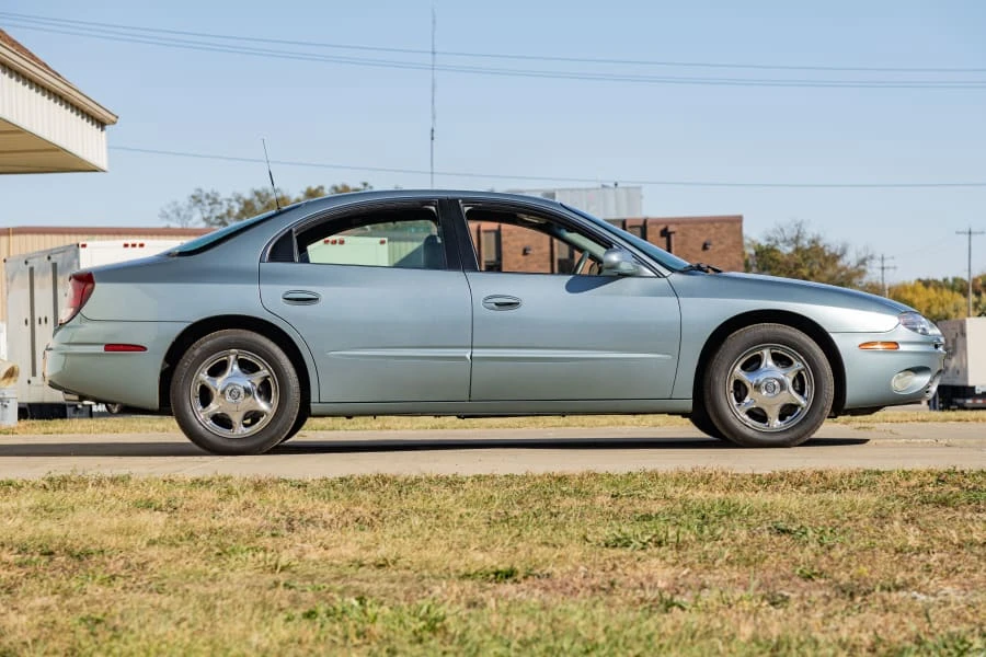 2003 Oldsmobile Aurora - Image 2 of 31