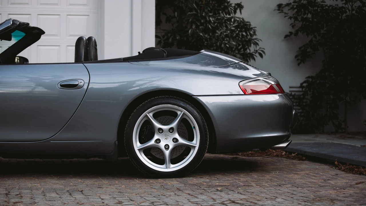 2003 Porsche 996 Carrera 4 - Image 11 of 20