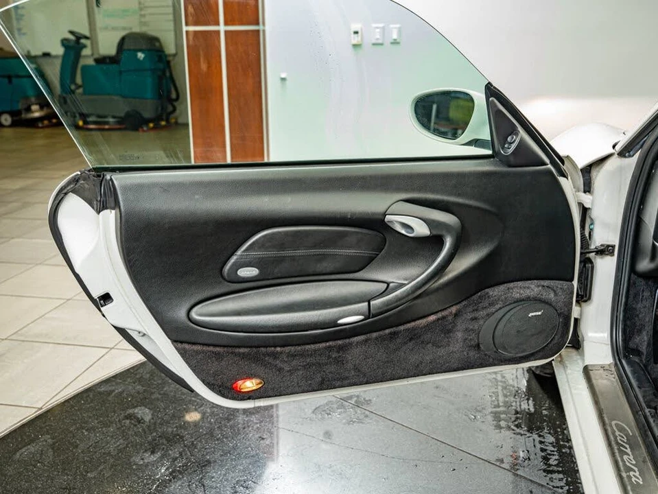 2003 Porsche 996 Carrera - Image 28 of 31