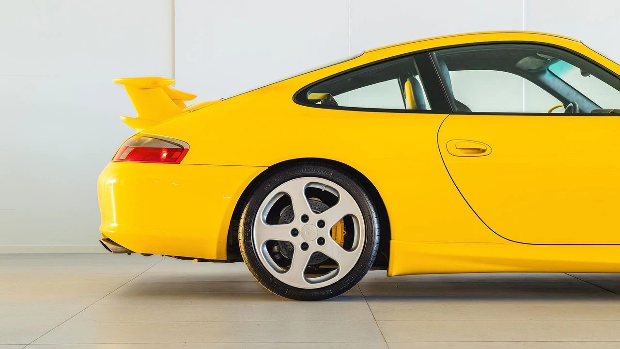 2003 Porsche 911 - Image 18 of 31