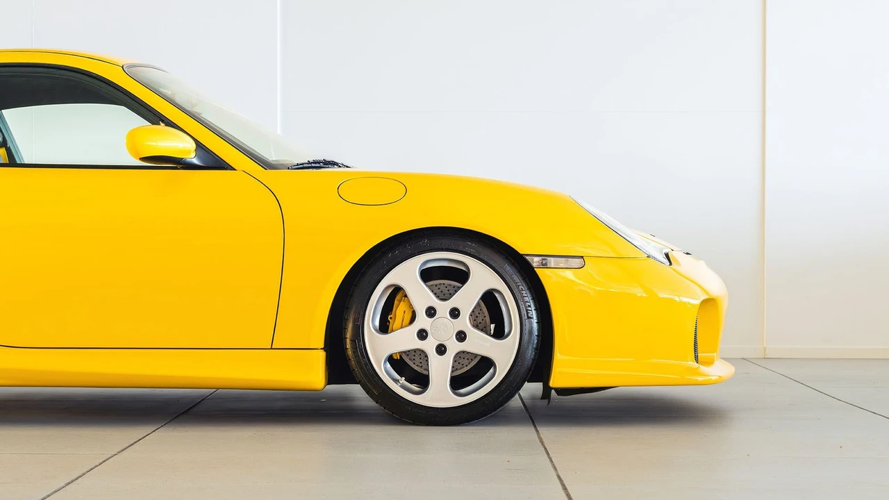 2003 Porsche 911 - Image 16 of 31