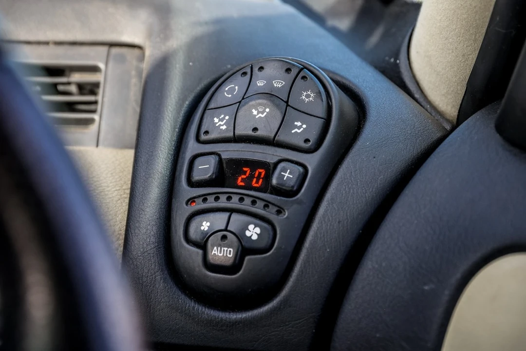 2003 Renault - Image 23 of 30