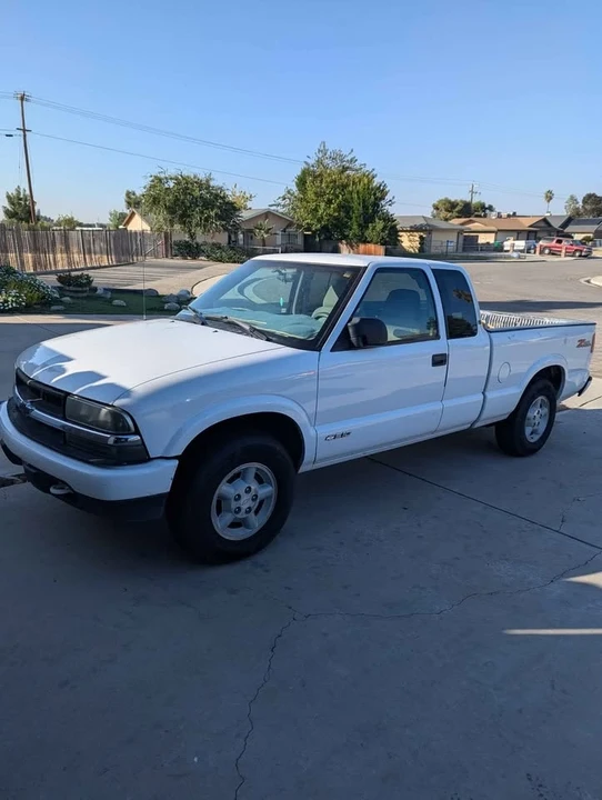 2003 Chevrolet S-10 - Image 2 of 3