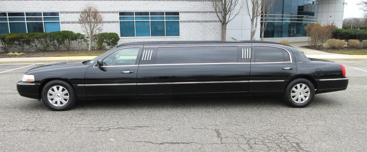 2003 Lincoln Town Car - Image 9 of 21
