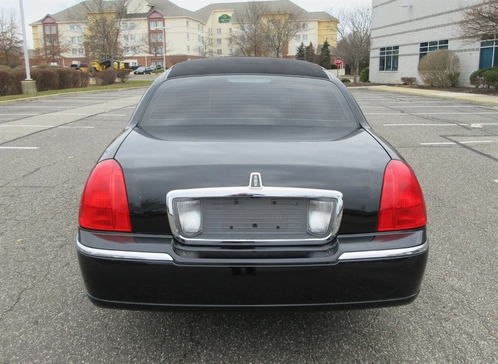 2003 Lincoln Town Car - Image 14 of 24