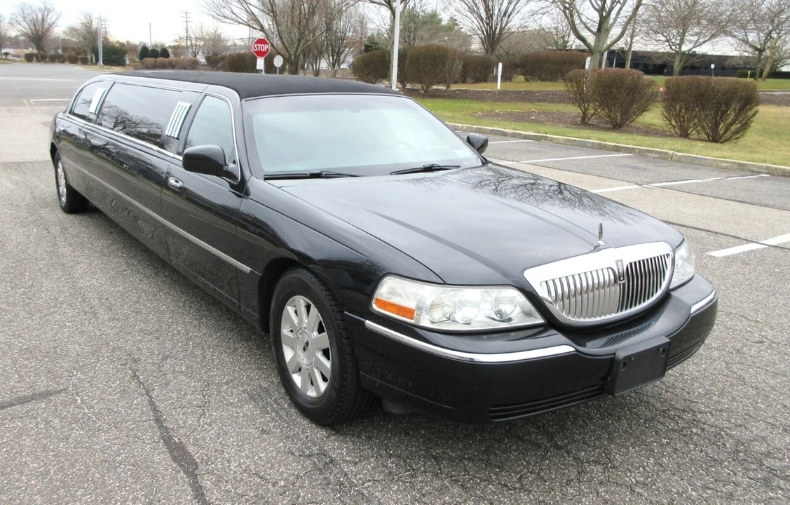 2003 Lincoln Town Car - Image 2 of 21