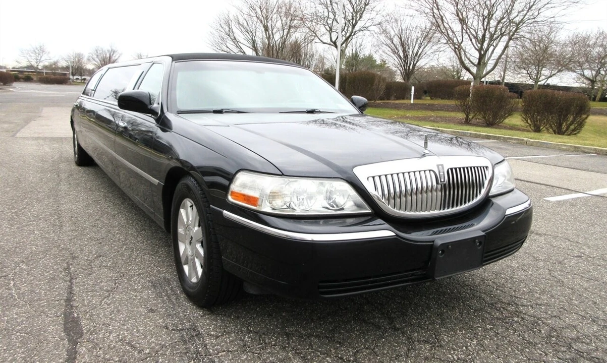 2003 Lincoln Town Car - Image 6 of 24