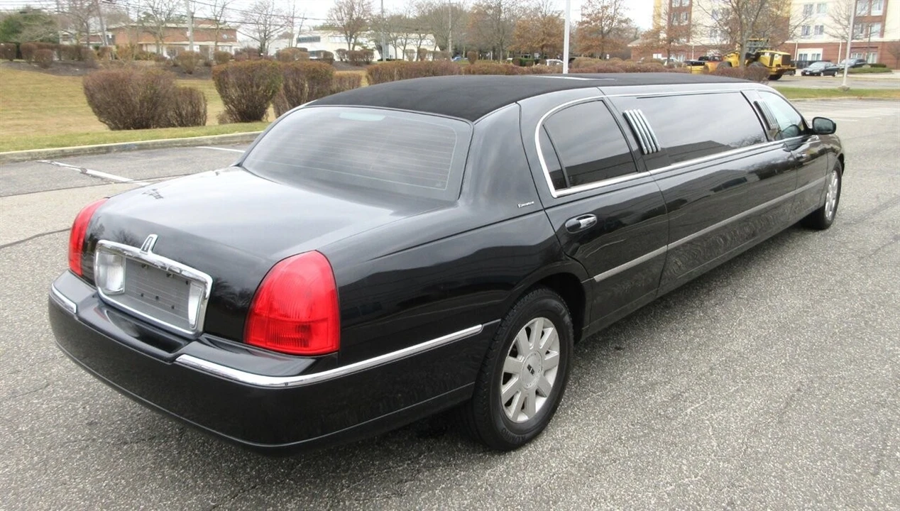 2003 Lincoln Town Car - Image 4 of 21