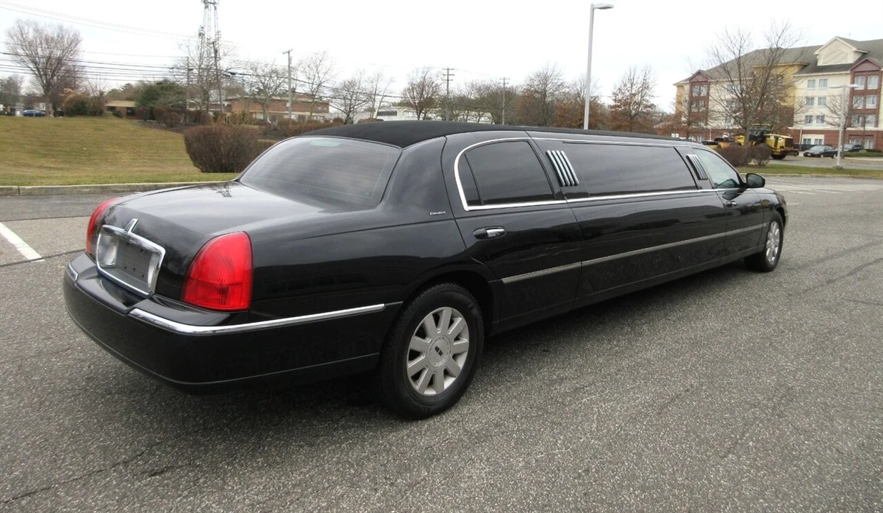 2003 Lincoln Town Car - Image 8 of 24