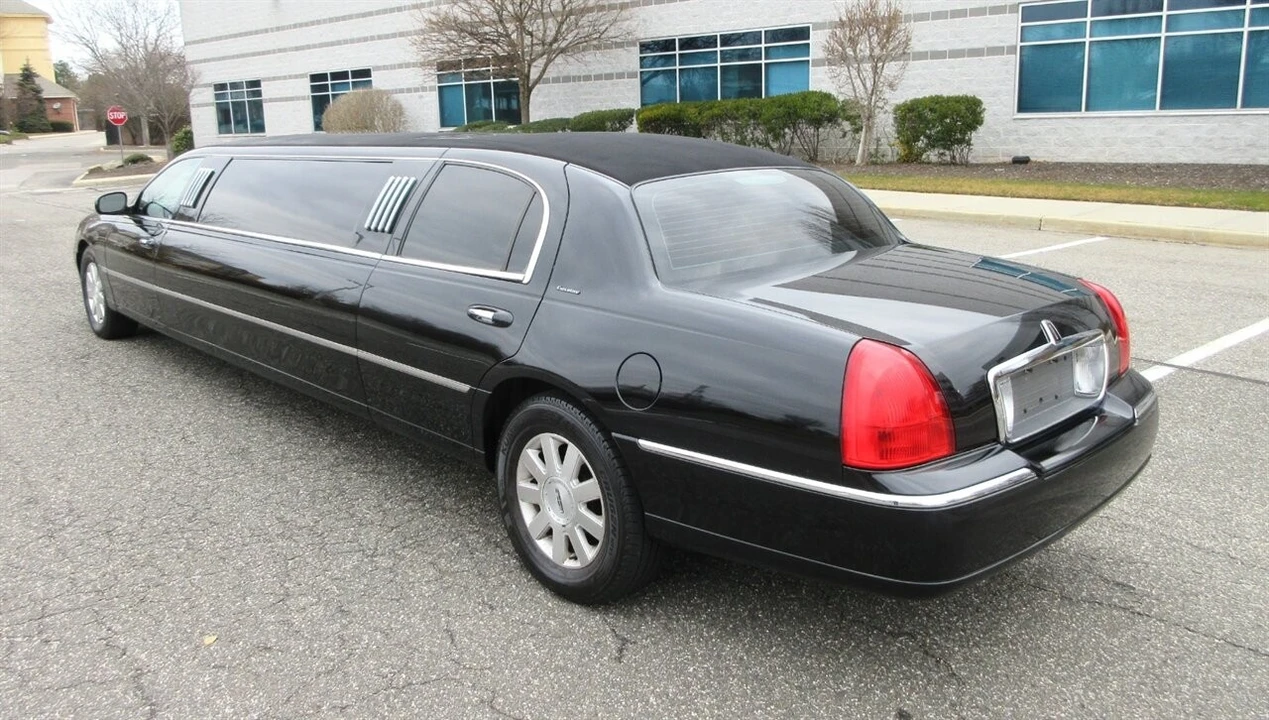 2003 Lincoln Town Car - Image 3 of 21