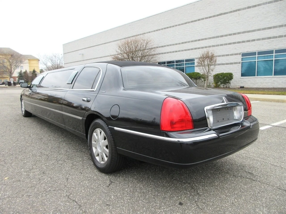 2003 Lincoln Town Car - Image 7 of 24
