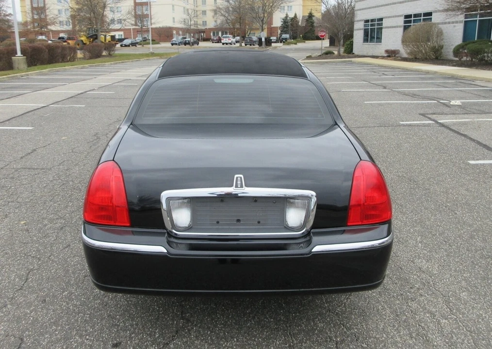 2003 Lincoln Town Car - Image 16 of 21