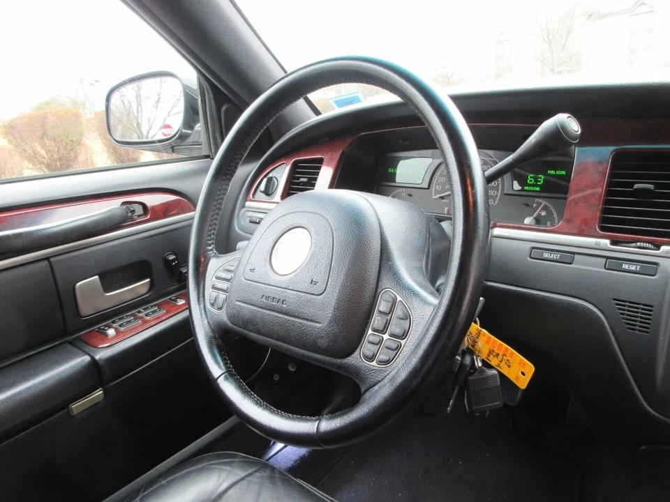 2003 Lincoln Town Car - Image 22 of 24