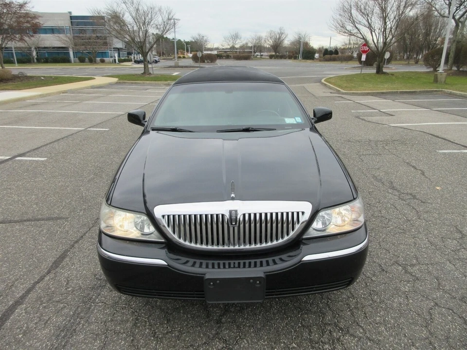 2003 Lincoln Town Car - Image 15 of 24