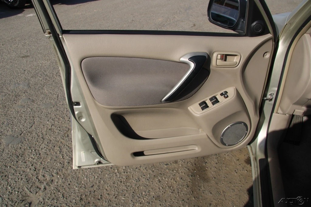 2003 Toyota RAV4 2nd Gen - Image 13 of 21