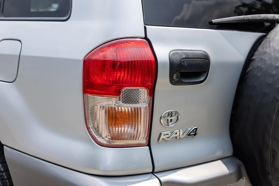 2003 Toyota RAV4 2nd Gen - Image 28 of 31