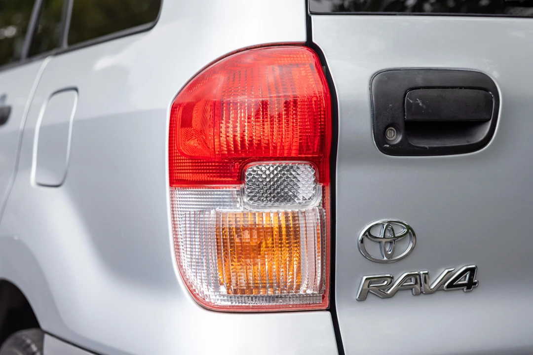 2003 Toyota RAV4 2nd Gen - Image 27 of 31