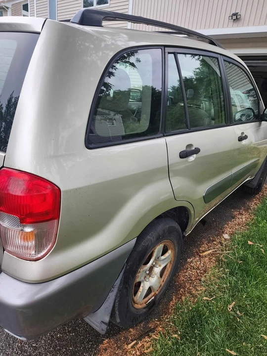 2003 Toyota RAV4 2nd Gen - Image 3 of 7