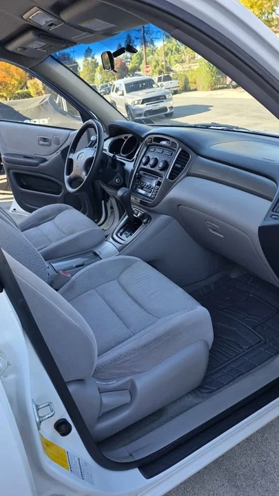 2003 Toyota Highlander - Image 10 of 20