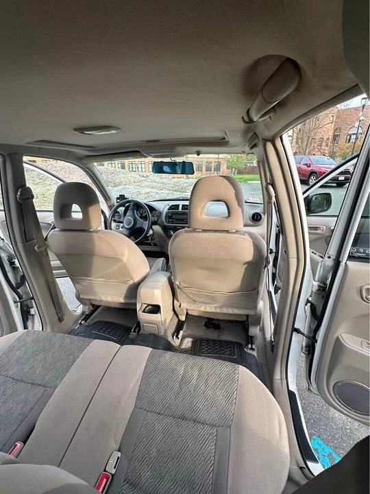 2003 Toyota RAV4 2nd Gen - Image 11 of 12