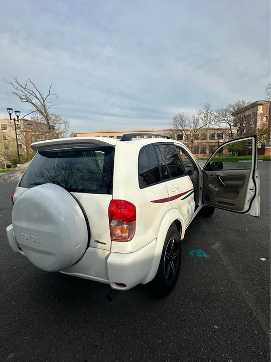 2003 Toyota RAV4 2nd Gen - Image 10 of 12
