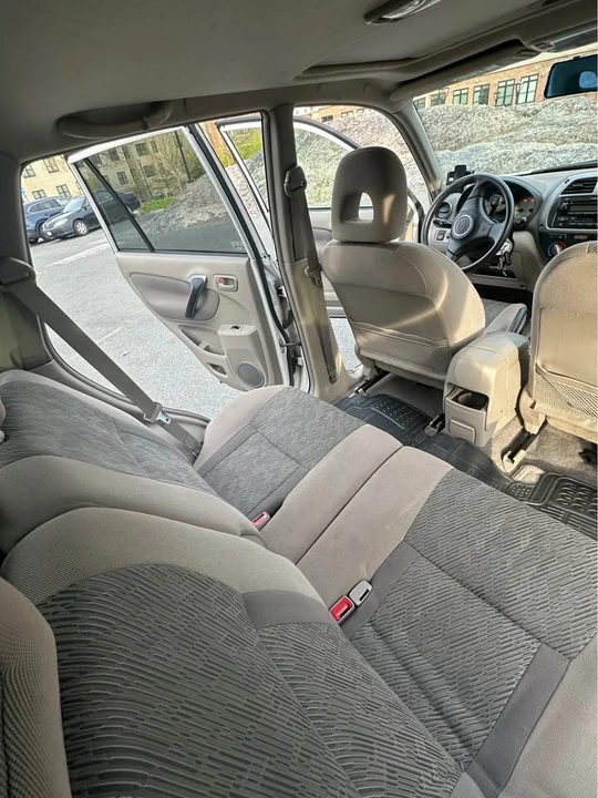 2003 Toyota RAV4 2nd Gen - Image 8 of 12