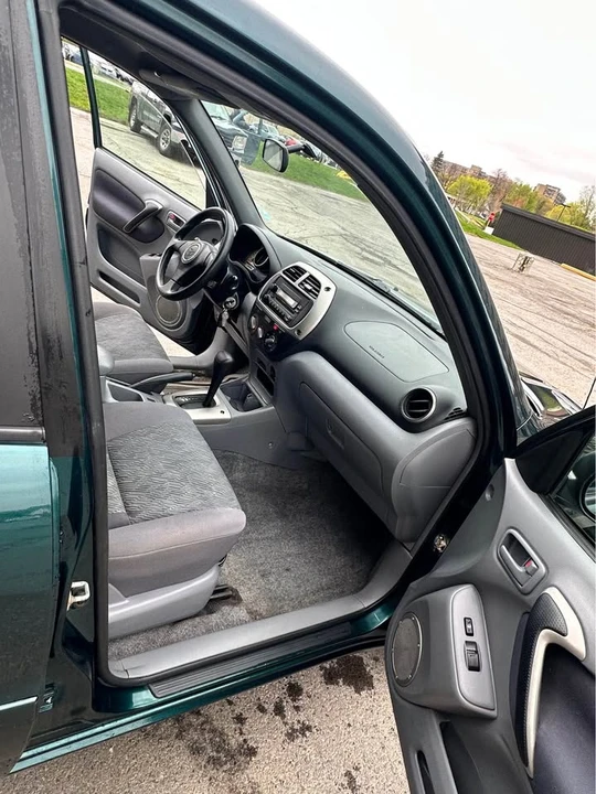 2003 Toyota RAV4 2nd Gen - Image 9 of 17