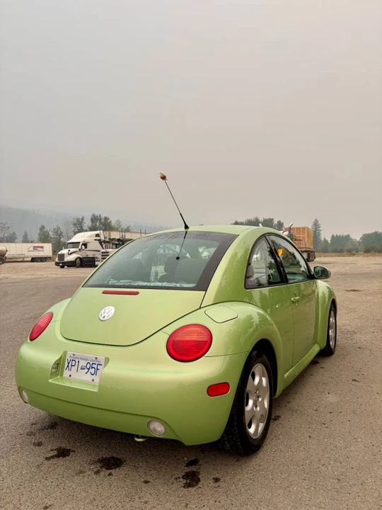 2003 Volkswagen New Beetle - Image 2 of 8