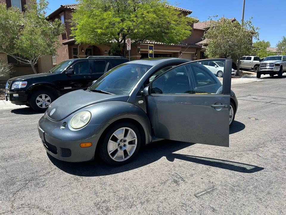 2003 Volkswagen New Beetle - Image 2 of 24