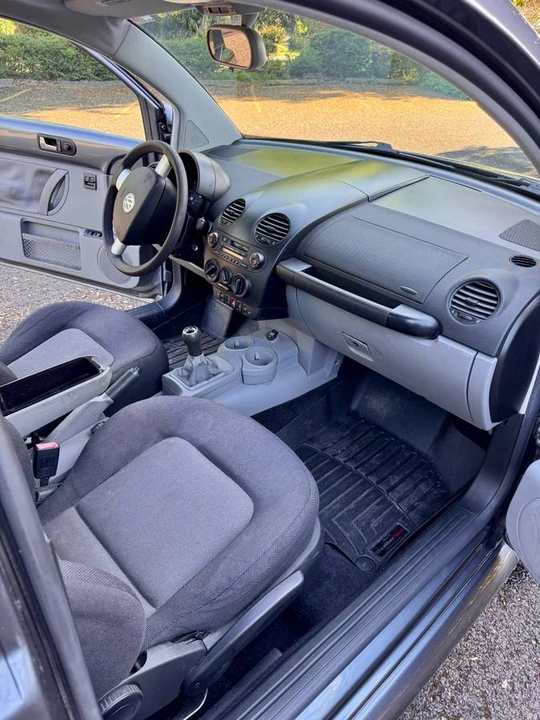 2003 Volkswagen New Beetle - Image 9 of 12