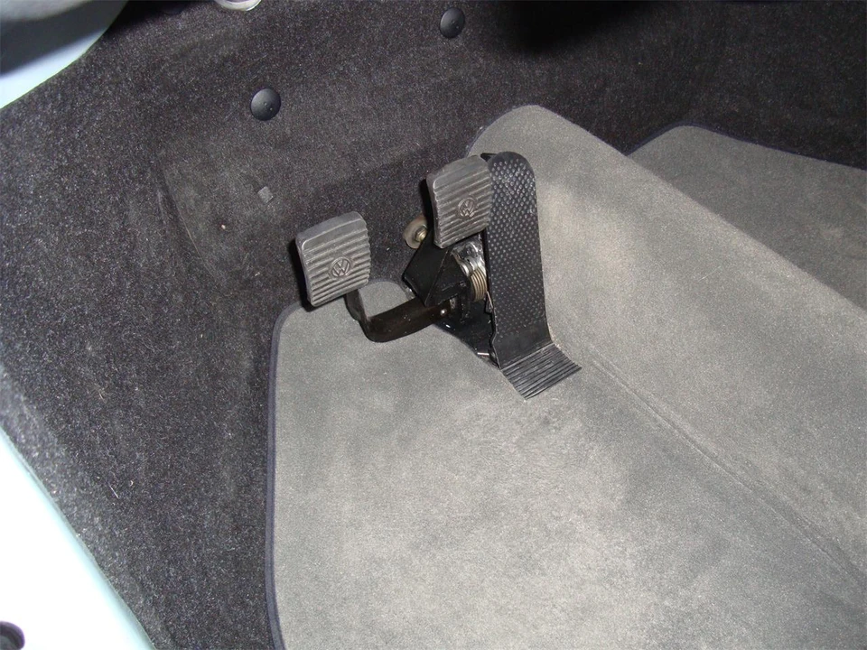 2003 Volkswagen New Beetle - Image 6 of 15