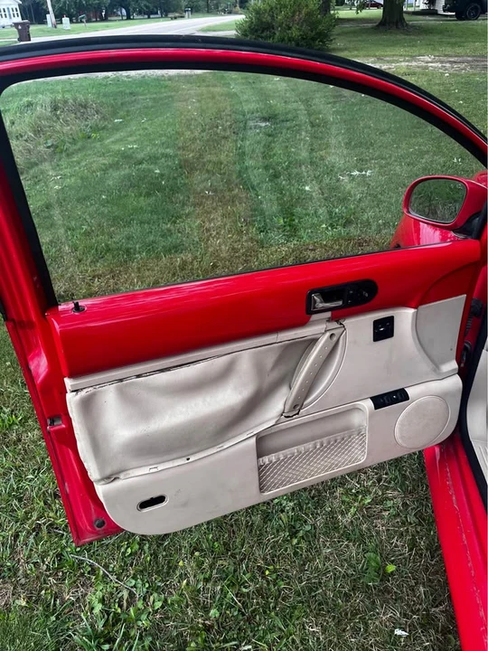 2003 Volkswagen New Beetle - Image 6 of 8