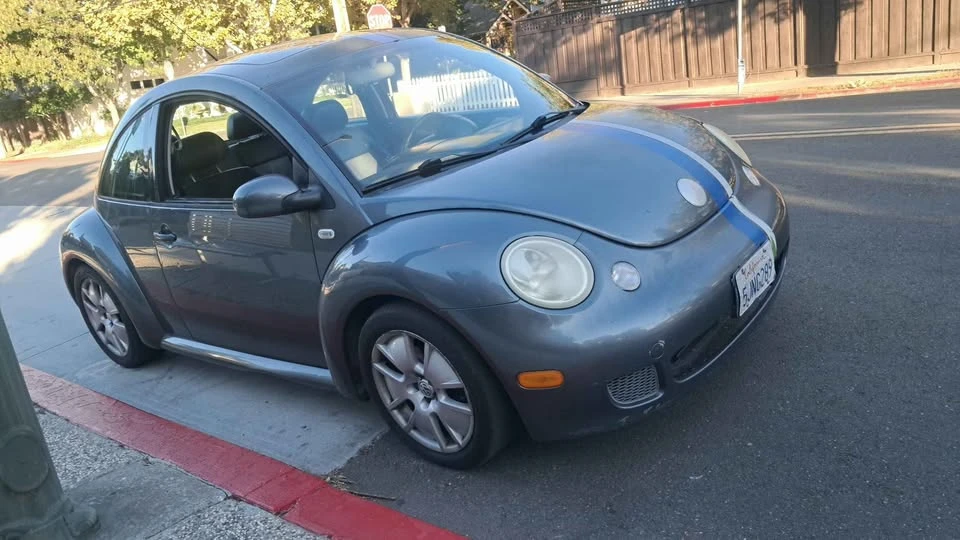 2003 Volkswagen New Beetle - Image 2 of 3