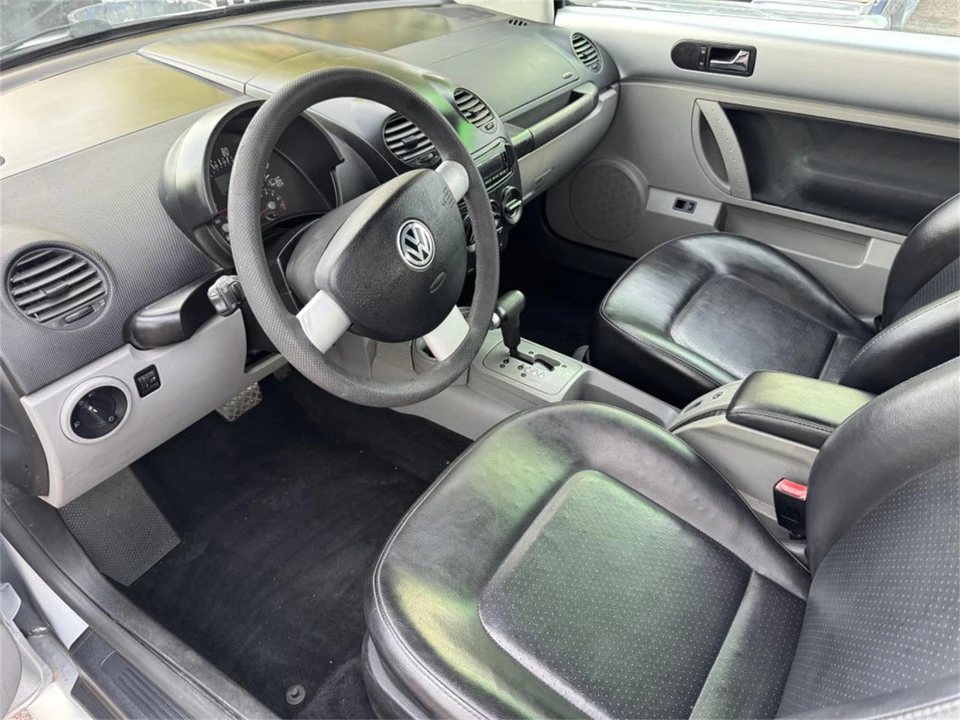 2003 Volkswagen New Beetle - Image 5 of 10