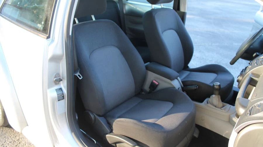 2003 Volkswagen New Beetle - Image 6 of 9