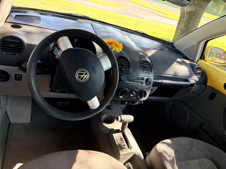 2003 Volkswagen Beetle (1980-2003) - Image 7 of 9