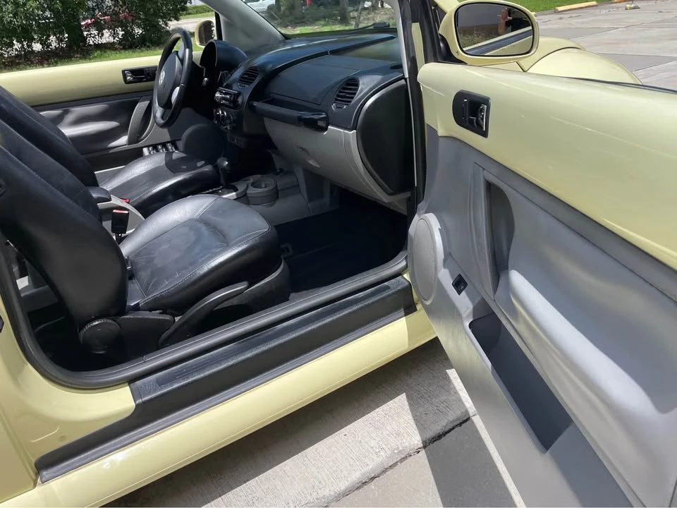 2003 Volkswagen Beetle (1980-2003) - Image 7 of 11