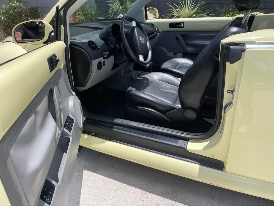 2003 Volkswagen Beetle (1980-2003) - Image 6 of 11