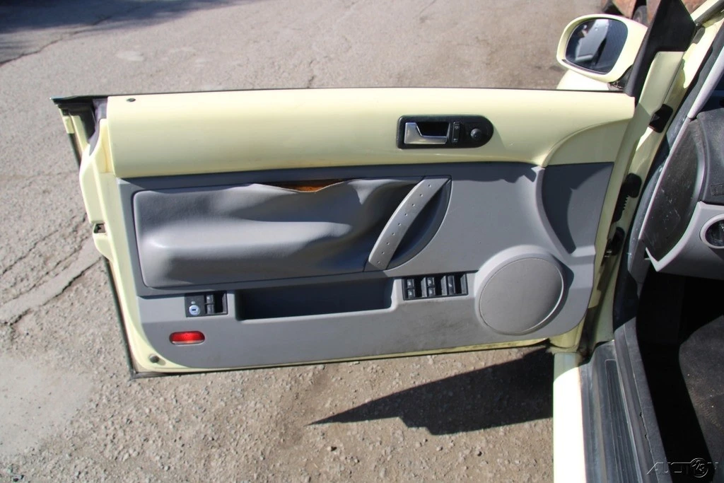 2003 Volkswagen New Beetle - Image 11 of 21