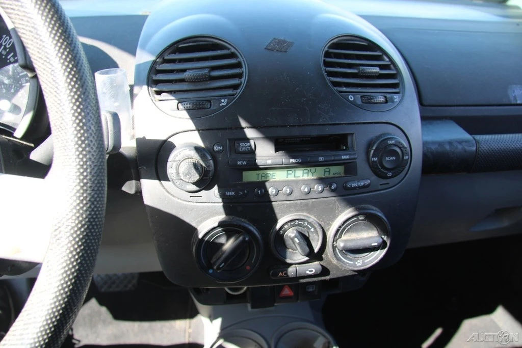 2003 Volkswagen New Beetle - Image 16 of 21