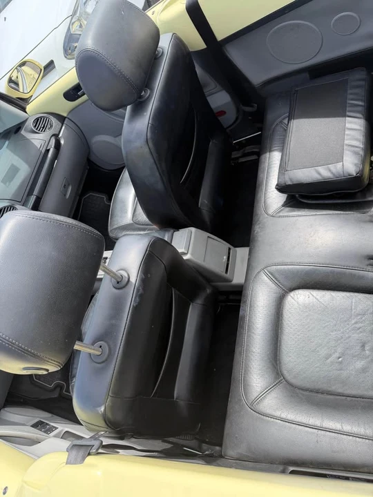 2003 Volkswagen New Beetle - Image 8 of 9