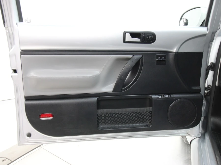 2003 Volkswagen New Beetle - Image 22 of 31