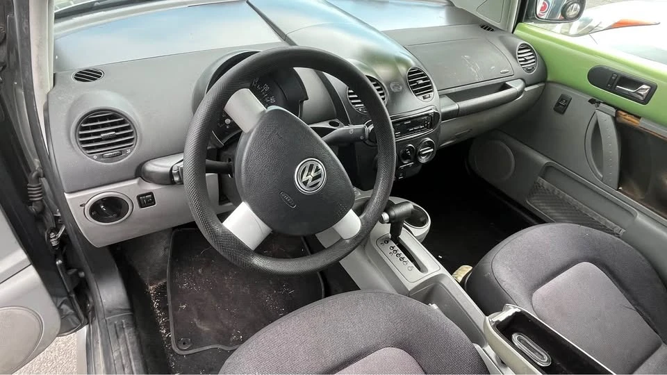 2003 Volkswagen New Beetle - Image 8 of 12
