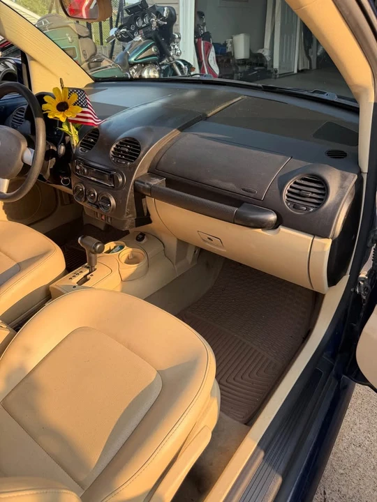 2003 Volkswagen New Beetle - Image 8 of 12