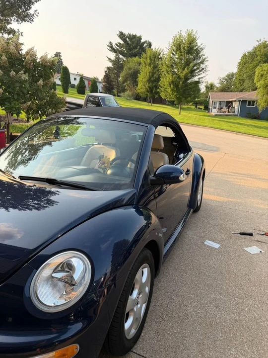 2003 Volkswagen New Beetle - Image 2 of 12