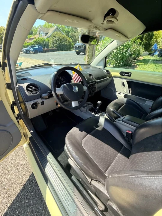 2003 Volkswagen New Beetle - Image 9 of 15