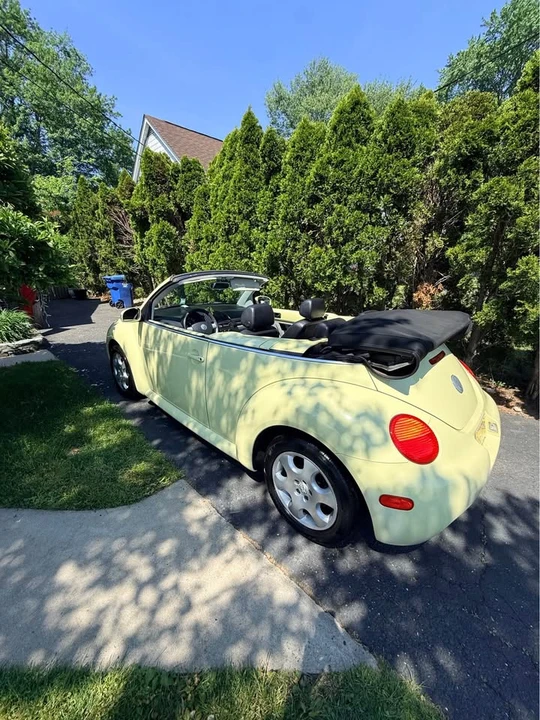 2003 Volkswagen New Beetle - Image 10 of 15