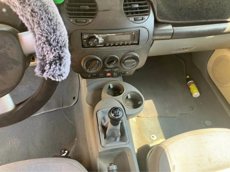 2003 Volkswagen New Beetle - Image 6 of 17
